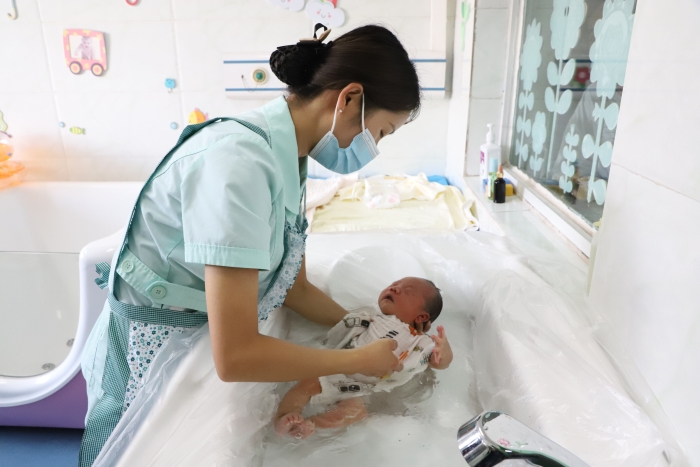婴儿洗澡